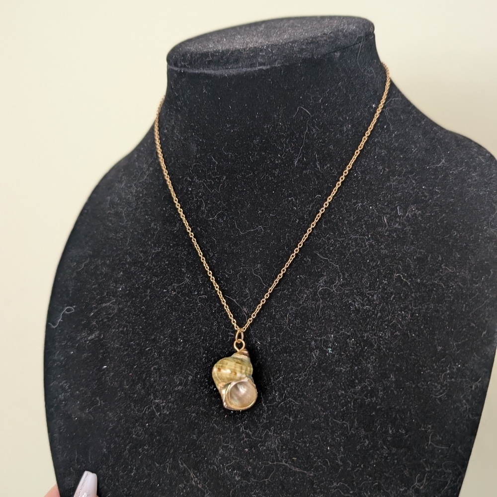 Vintage Gold and Green Shell Pendant Necklace - Picture 7 of 16